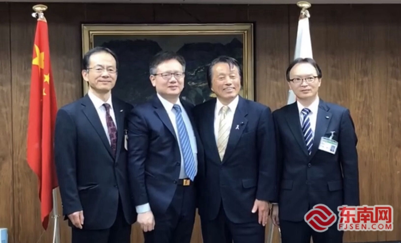 中国驻日大使馆总领事詹孔朝(左二)与日本长野县政府相关人员合影.