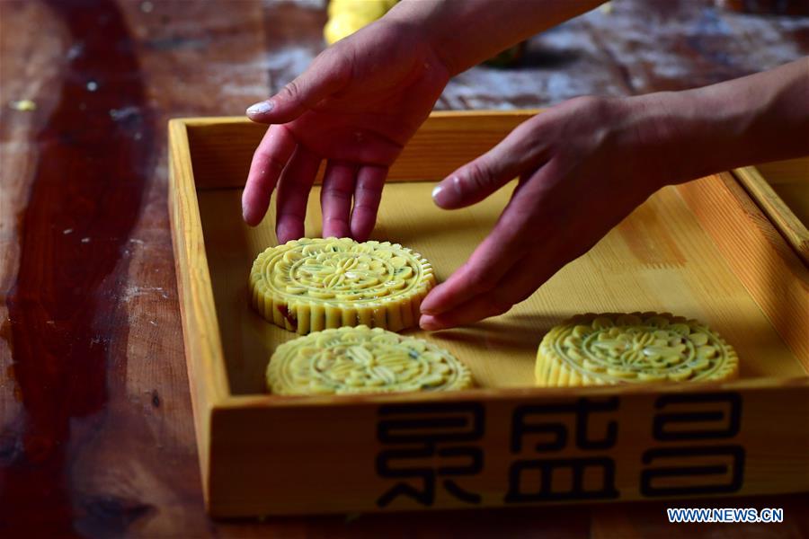 CHINA-HENAN-MOONCAKE-BAKERY CHEF (CN)