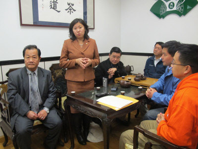 纽约华裔官员走访法拉盛小商家了解华商受损情况