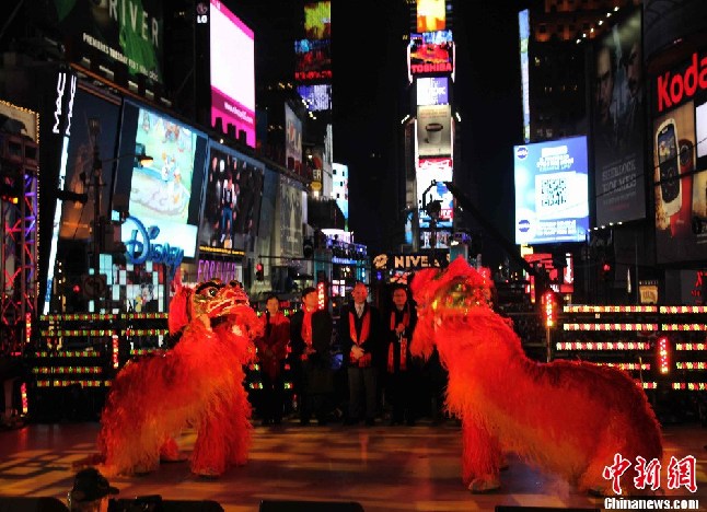 中国舞狮表演拉开纽约时报广场新年庆典序幕