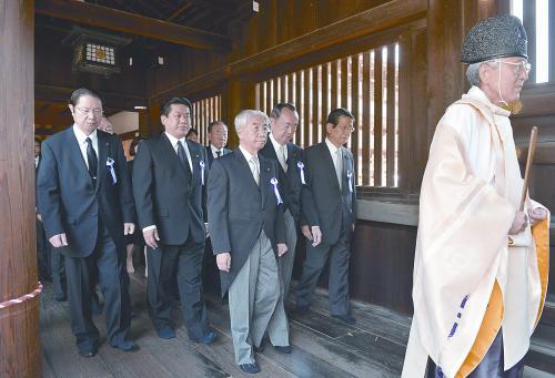 日3内阁携百余政要参拜靖国神社规模是往年两倍