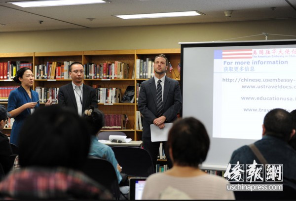 美国签证官在北京为赴美学生答疑