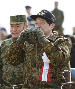 日本防卫相小野寺五典视察自卫队夺岛训练