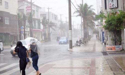 下着暴雨的冲绳街头。