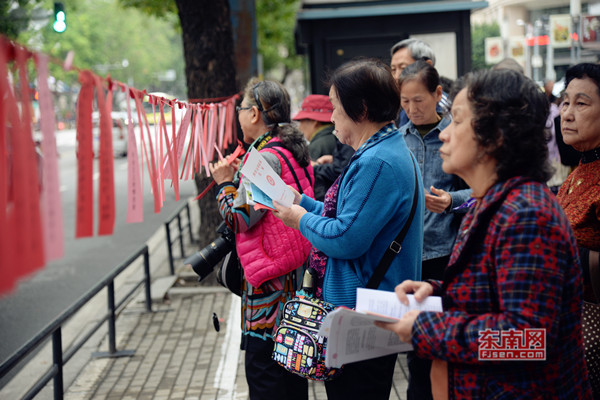 东南网 美国频道 华人视线 正文一位专程从澳大利亚回来的华侨张伙