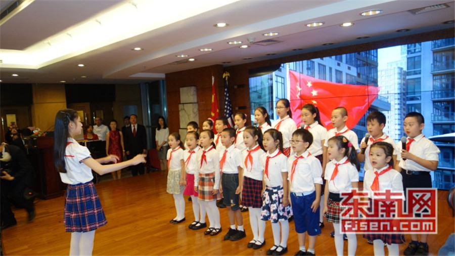 总领馆阳光学校的孩子们演唱中美两国国歌.