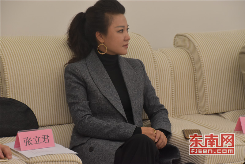 美国纽约画院院长张立君发表评审意见.