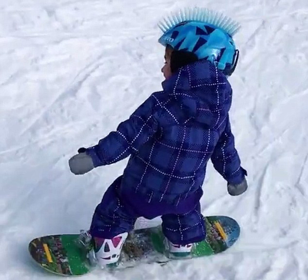 超酷!美1岁女婴玩转滑雪板令人叫绝(组图)