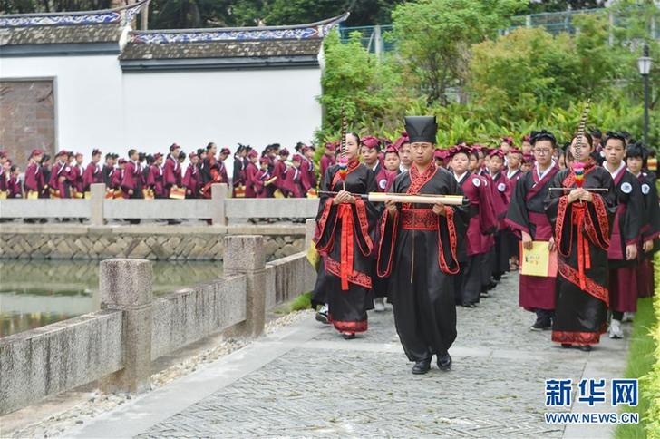 （教育）（1）福建福州：开学第一课 体验“入泮拜师礼”