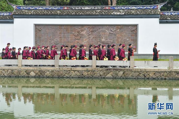 （教育）（3）福建福州：开学第一课 体验“入泮拜师礼”