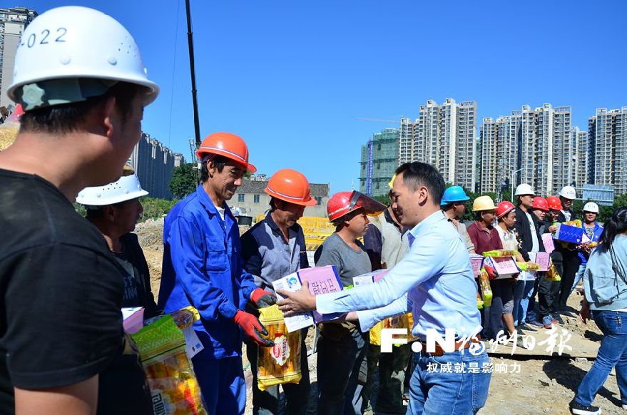 社区干群来慰问 一线工人暖心田