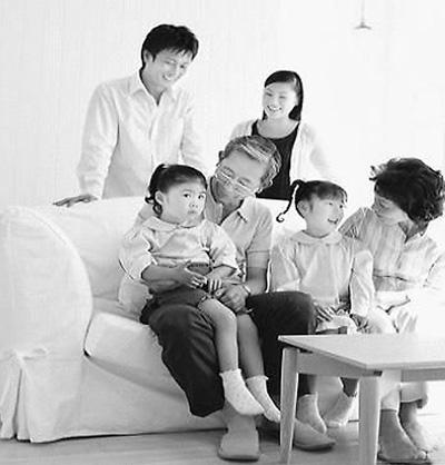 华人亲属争赶“新年倒数团”：飞赴海外共守亲情
