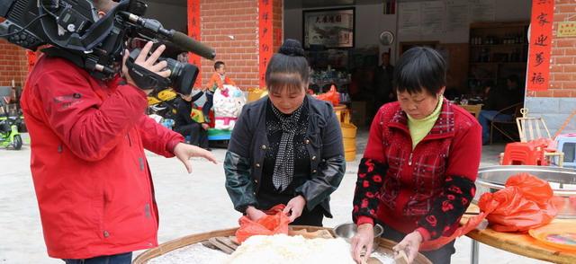 央视《流行无限》走进南靖土楼 呈现土楼民俗新年