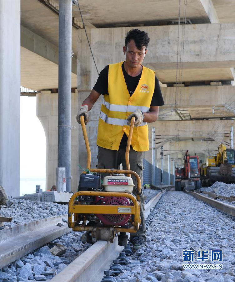 （经济）（2）福建：平潭海峡公铁大桥最后一根铁路长轨换铺完成